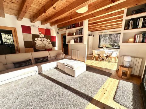 We present this wonderful mountain house located in one of the most prestigious areas of Ordino, a location that stands out for its incredible views and tranquility. Set on a 701m2 plot, the house has a total area of ​​418m2 plus 360m2 of garden. Its...