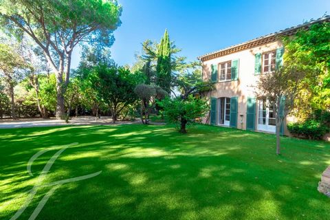 Schönes Haus von 233 m² auf einem angelegten Grundstück mit Pool und Poolhaus. In der Nähe des Zentrums von Saint Tropez und der Strände, in einer ruhigen Wohngegend, erstreckt sich diese Villa über 2 Etagen und verfügt über 6 Schlafzimmer, davon zwe...