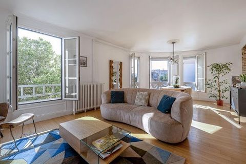 3/4 room apartment of 69.44 m2, exceptional location, facing south. In the center of Colombes, very nice 4-room apartment, 69.44m2 on the 4th floor of a building from the 30s. It consists of an entrance, fitted kitchen, a very beautiful living room o...