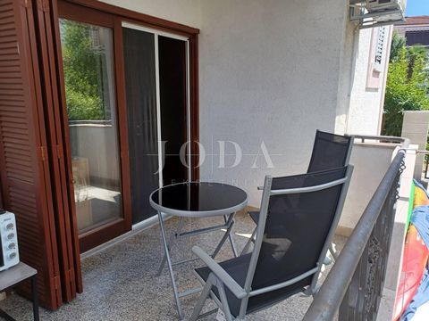 Location: Primorsko-goranska županija, Malinska-Dubašnica, Malinska. Island of Krk, Malinska, one bedroom apartment with a living room, very close to the beach! A ground floor apartment is for sale in a quiet part of Malinska, 150 m from the beach an...