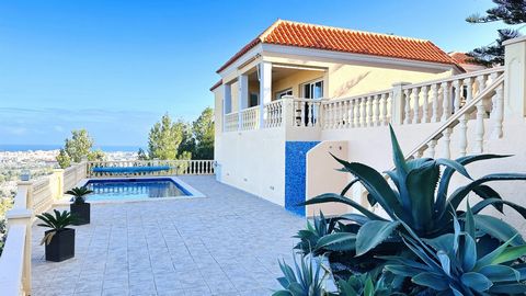 A true paradise for those who enjoy views and nature. From this villa, you can enjoy stunning views of the sea, the castle of Dénia, and the bay of Valencia/Gandía. It’s a well-maintained villa with spacious terraces and an outdoor shower, which will...