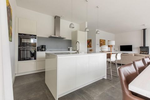 Deze moderne villa is ideaal voor rustzoekers en gezgend met een unieke locatie in Flevoland, aan het zwemwater. De slaapkamers bieden comfortabel plaats aan vrienden, familie of gezinnen. Je kunt een sloep kwijt bij de eigen aanlegsteiger en de omhe...