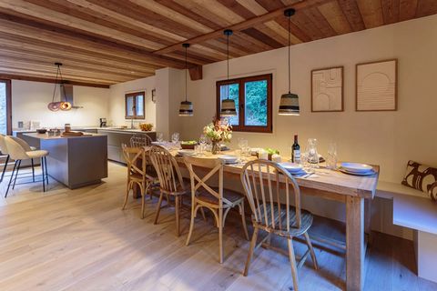 This magnificent chalet and its habitable mazot are in a cul-de-sac just at one steps from the ski slopes of the Etale massif. With its 7 bedrooms, this chalet is perfect for welcoming family and friends in comfort and luxury. Completely renovated wi...