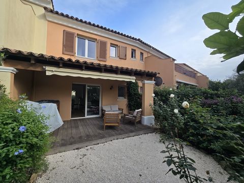 In Sainte-Maxime, Immobilienkauf einer T4-Villa. Der Innenraum verfügt über einen Küchenbereich und 2 Schlafzimmer. Die Wohnfläche beträgt ca. 72m2. Die Ruhe des Ortes wird durch die Doppelverglasung garantiert. Draußen gibt es einen Garten zum Sonne...