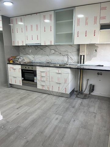 Całkowicie odnowiony apartament z 3 sypialniami na początku Vale da Amoreira, gdzie po drugiej stronie ulicy znajduje się Baixa da Banheira. Doskonały, zupełnie nowy apartament, w którym cała opieka została zachowana z użytkownikiem. - Drzwi pancerne...