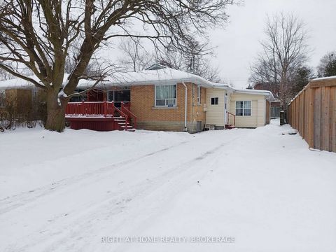 Recently renovated 2+2 bedroom bungalow with separate side entrance to a lower level in-law set up. Plus an additional bachelor unit off the side of the house. Lots of potential for investors, multi generational living or as a mortgage helper. Fenced...