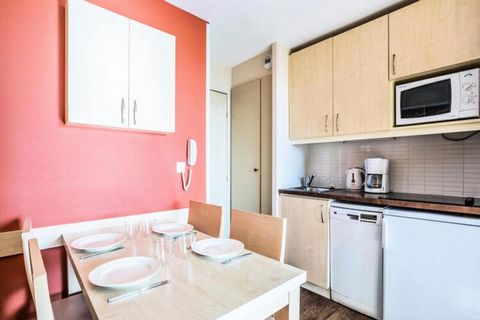 Ten uroczy apartament typu studio jest idealnym miejscem na relaksuj?cy pobyt w sercu Prowansji. Po?o?ony na pi?knej 16-hektarowej posiad?o?ci apartament oferuje dost?p do odkrytego basenu (otwartego od kwietnia do pa?dziernika), boisk do siatkówki, ...