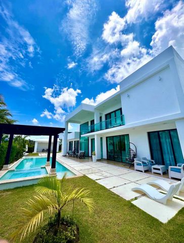 Cette villa exceptionnelle située à Sosua Ocean Village offre le mélange parfait de luxe moderne, de technologie et de confort. Implantée sur des lots doubles totalisant 798m2, la villa s’étend sur 501m2 d’espace de vie méticuleusement conçu. Idéale ...