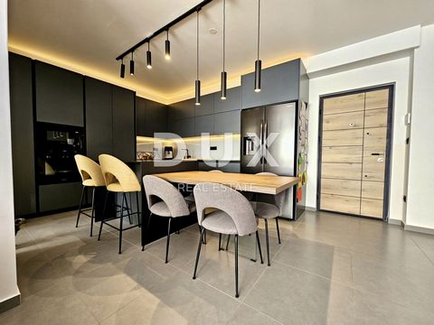 ISTRIË, UMAG - 3BR+DB op de meest gewilde locatie in de stad Er staat een exclusief appartement van 96 m² te koop, gelegen op de eerste verdieping van een modern gebouw uit 2023, in een van de meest gewilde delen van Umag. Het appartement heeft een w...