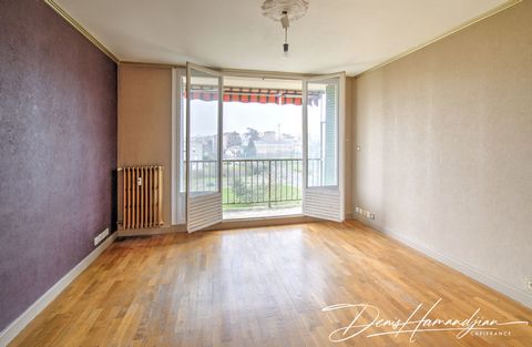 Idéalement situé dans la résidence prisée Le Parc du Roy, cet appartement T3 de 55 m² à rénover offre un excellent potentiel pour devenir votre nouveau cocon ou un investissement prometteur. Caractéristiques principales : Un séjour lumineux avec accè...