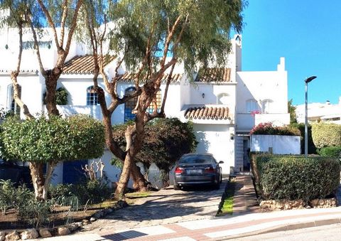 Located in Nueva Andalucía. Townhouse located in the exclusive area of Nueva Andalucia, within walking distance of essential services and just 10 minutes from the beach. This property is distributed over three floors, offering ample spaces and an exc...