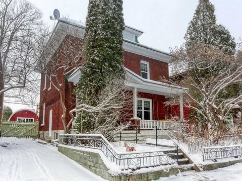 Magnifique maison avec beaucoup de cachet au centre ville de Trois-Rivières. Quatre chambres à coucher, une verrière lumineuse et une belle cuisine, belle cour arrière avec un pavillon dont celui-ci est chauffé et servait aux anciens propriétaires d'...