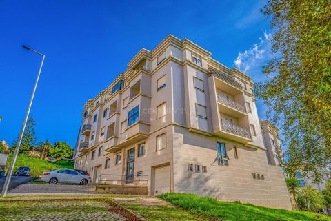 Appartement de 2 chambres à Quinta dos Canários, Caldas da Rainha A 5 minutes à pied du centre ville. Rez-de-chaussée avec terrasse couverte. Avec 2 salles de bains, parking et salle de stockage avec parking au sous-sol. Un grand appartement, avec to...