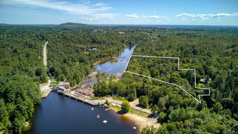 * Un domaine unique * Une maison exceptionnelle * Bordé par la rivière * Accès direct au Lac Pontbriand * C'est sur près de 330,000pi2 que s'étant le have de paix dont vous avez toujours rêvé! Le 4762 Ch. des Frères vous offre non seulement une résid...