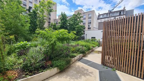 Superbe appartement refait à neuf situé au 1er étage avec ascenseur, il se compose d'une entrée sur un vaste séjour avec une cuisine ouverte et intégralement équipée, de 2 chambres avec rangements, d'une salle de bains, d'un WC indépendant. Un emplac...