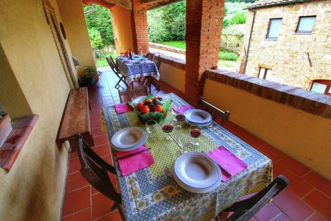 Diese schöne Ferienwohnung für 4 Personen liegt auf einem Landgut in der Toskana, mitten im vielleicht bekanntesten Tal der Toskana, dem Val d’ Orcia. Sie gelangen über eine Treppe von der Terrasse neben dam Haus aus nach oben, wo Sie sich eine Loggi...