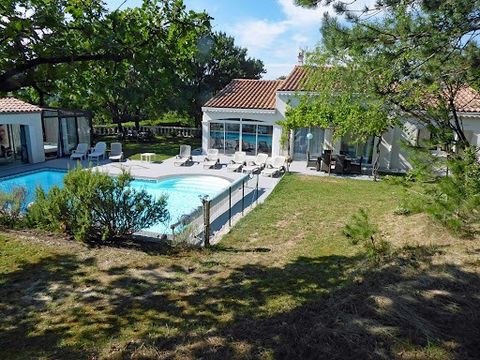 Montélimar Sud: Villa of approximately 277 m² of living space on a 2500 m² plot featuring a swimming pool and a pool house equipped with a spa. This house includes an entrance, an equipped open kitchen, a 37 m² living room with an insert, a veranda w...