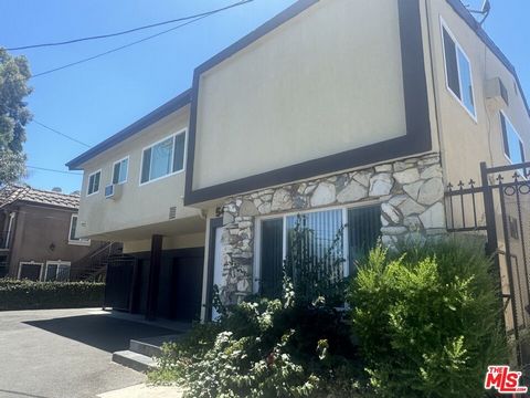 Welcome to an exceptional investment opportunity in Sherman Oaks! This four-unit apartment building offers outstanding value for investors looking to capitalize on one of Los Angeles' most desirable neighborhoods. The property features a mix of one- ...