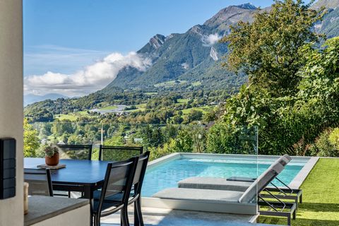 Exceptional mountain view property. In the commune of Mercury, on the heights of Albertville, 40 minutes from Chambery, Lake Annecy and Savoie's biggest ski resorts. Single-storey architect-designed house with panoramic mountain views set in approx. ...