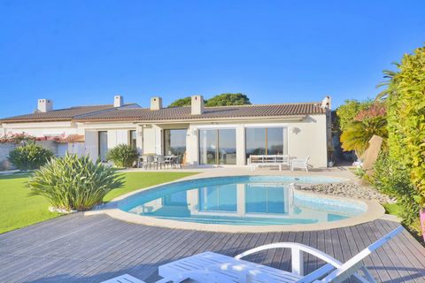 Villeneuve-Loubet : residential area, quiet, in a prestigious gated domain, come and discover this beautiful Provencal villa, enjoying a panoramic sea view Once inside, you step into a lovely entrance hall, leading off into a convivial spacious and b...