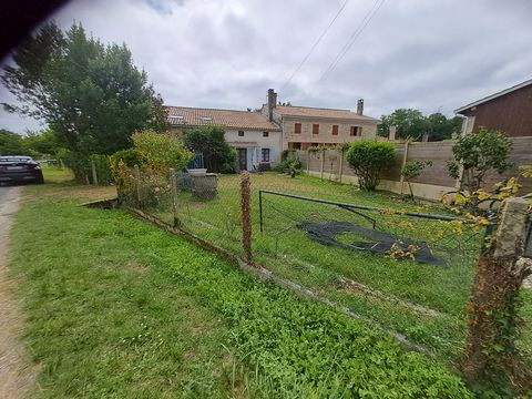 Clairimmo vous propose une charmante maison a proximité du village a 15 minutes de la mer et quelques minutes de toutes commodités ,commerces ,écoles et transport, hôpital ,car proche de la ville de Lesparre médoc. La maison possède un jardin et une ...