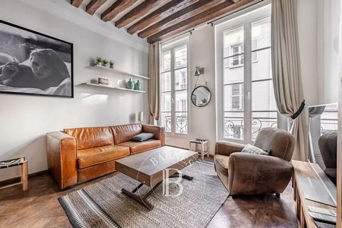 Ideally located, a stone's throw from the emblematic Place des Vosges, BARNES offers you this magnificent apartment with a surface area of 41m2 Loi Carrez, on the second floor by staircase of a typical condominium of the district. It consists of an e...