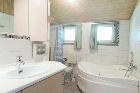 Dieses charmante Ferienhaus bietet einen familienfreundlichen Rückzugsort und bietet Platz für bis zu vier Gäste mit zwei Schlafzimmern und einem Badezimmer. Es ist ideal für Familien und umfasst wichtige Annehmlichkeiten wie Endreinigung und umfangr...