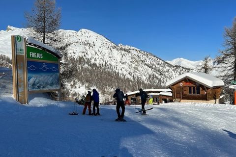 Deze gezellige en goed ingerichte studio ligt aan de voet van de skipistes in het hart van het levendige Arcs 1800-resort en biedt een ideaal toevluchtsoord voor maximaal 5 personen. De accommodatie beschikt over een woonruimte met een slaapbank, een...