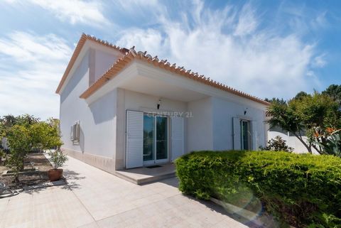 Detached house with garden, consisting of 2 floors 5 minutes from the Sado Estuary Nature Reserve in Setúbal. On the ground floor we have an entrance hall with stairs to access the upper floor, 3 bedrooms, one of which is a suite with dressing room a...