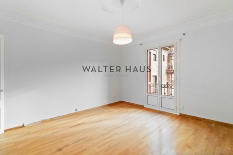 Apartment to be renovated of 115 m² built, located in a charming building in the emblematic neighborhood of El Gótico, Barcelona. The house stands out for its luminosity, thanks to its four balconies that connect the spacious living-dining room with ...