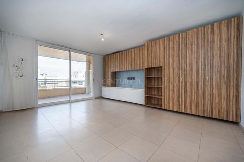 Spectacular penthouse for sale in Ibiza, located in a quiet and residential urbanization near the hospital. This modern and bright apartment of 80 square meters offers an unparalleled quality of life. It consists of two spacious and comfortable bedro...