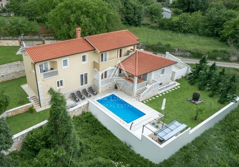 Poreč, Istria: Villa serena con piscina privata Immersa nel cuore dell'Istria, questa splendida villa offre una fuga nella natura, perfetta per coloro che cercano la tranquillità lontano dal trambusto. La proprietà vanta un giardino appartato che si ...