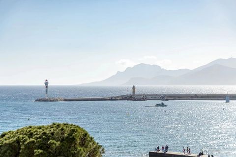 Ideally located on the Croisette between the Carlton and the Majestic on a high floor, this beautiful, bright 3 bedroom apartment. Wake up to exceptional views over the Bay of Cannes. You're sure to fall in love. Ideal pied a terre. Garage available ...