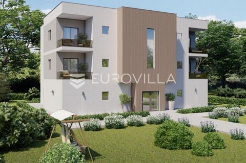 This apartment is for sale in a new building, just a few minutes' drive from Poreč. The apartment is located in a building with 5 residential units and its area is 74m2 of living space and 5.60m2 of covered terrace.The apartment consists of an entran...