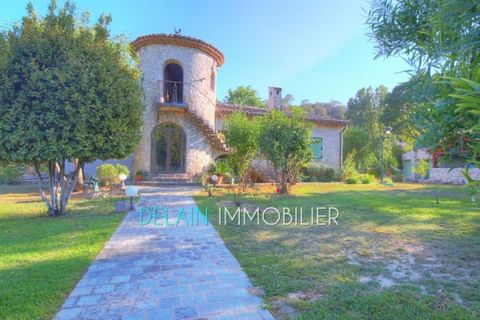 LA COLLE SUR LOUP. Route de ROQUEFORT. Ce mas traditionnel en pierre de taille de plain-pied a été construit et aménagé avec un soin particulier dans la plus grande tradition régionale avec des matériaux de l'endroit (pierre de la Sine, tuiles romane...