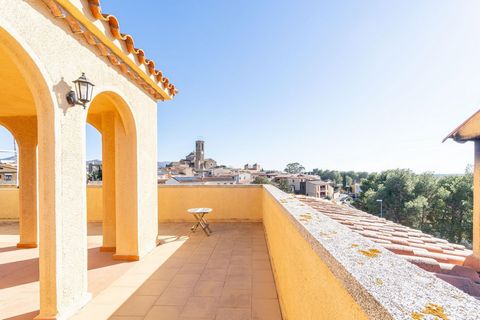 Questa grande casa indipendente si trova nel villaggio di Garriguella, sulla Costa Brava. Costruito su un lotto di 838 metri quadrati completamente recintato. La casa ha una superficie costruita di 253 mq ed è composta da 6 camere matrimoniali, 3 bag...