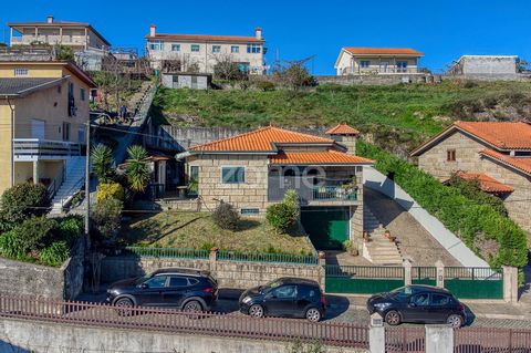 Identificação do imóvel: ZMPT573443 Moradia Rústica T3 Térrea - Valpedre, Penafiel Apresentamos uma deslumbrante moradia rústica, toda em pedra, T3, Térrea e localizada em Valpedre, Penafiel. Este imóvel único oferece a combinação perfeita entre o ch...