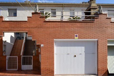 We present this magnificent house located in the heart of Montmeló, ideal for families looking for comfort, spaciousness and a privileged location close to all essential services. Ground floor: It has a spacious garage of 44 m², perfect for several v...