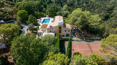 Located in one of the most prestigious and sought-after gated, residential estates on the French Riviera, with easy access to the sea, the airport, High Tech Park - Sophia Antipolis, Antibes, and Cannes, this property is designed to offer an exceptio...