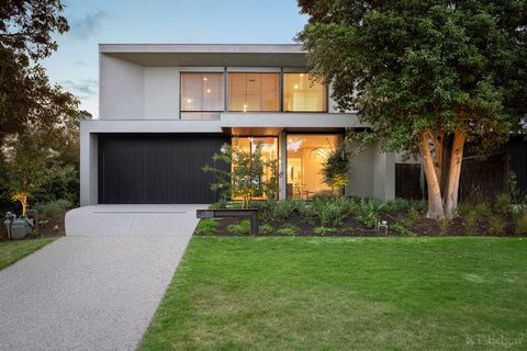 Résidence sophistiquée flambant neuve, méticuleusement construite et conçue par des architectes de renom. Situé dans un bosquet à seulement 7 minutes à pied de la plage et du village de Portsea. Les lignes et les espaces intemporels de cette maison v...