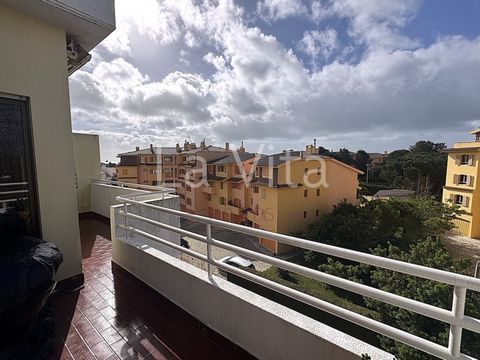 2 bedroom penthouse in Quinta da Bicuda, Cascais. The property where your family will be happy! Apartment with excellent location, recently renovated, with lots of light, storage room with bathroom, currently functioning as a studio and possibility o...