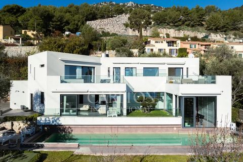 Located in a quiet residential area, just 5 minutes from the village of La Turbie and Beausoleil and less than 10 minutes from Monaco, this 268 sqm architect-designed villa, built on a 1500 sqm plot, captivates with its contemporary design and high-e...