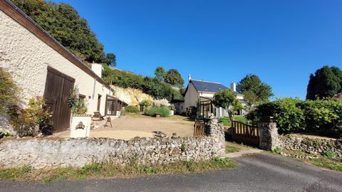 Sur un terrain d'environ 2380 m² vous trouverez : Une maison principale comprenant : - rez-de-chaussée : entrée sous partie véranda, cuisine aménagée avec cheminée et insert, salle de séjour avec montée escalier, salle de bains, wc, buanderie avec ch...