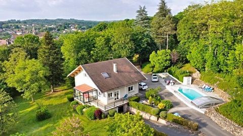 C'est dans les hauteurs du village, au pied du Mont Roland qu' Emmanuel PAILLOT vous fera découvrir cette belle maison familiale. Sur un parc de 1 hectare joliment arboré et parfaitement entretenu, on profitera des pelouses, jardin, terrain de pétanq...