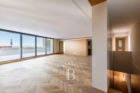 Apartamento duplex a estrear com 4 quartos num novo empreendimento com Hotel 5 estrelas na zona do Panteão Nacional. Com cerca de 300m2 e um magnifico terraço e jardim, tem vista sobre o rio Tejo, muita luz natural, dois lugares de estacionamento e u...