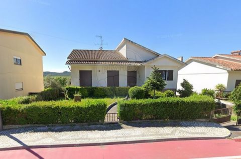 MAISON DE TROIS ÉTAGES, TERRAIN ET JARDIN, BIEN SITUÉE, À SOURE.   Excellente opportunité d’affaires. Cette villa, très bien située, à côté de la gare de Soure et avec un excellent accès direct par la route, par la rocade du village est à vendre. Ave...