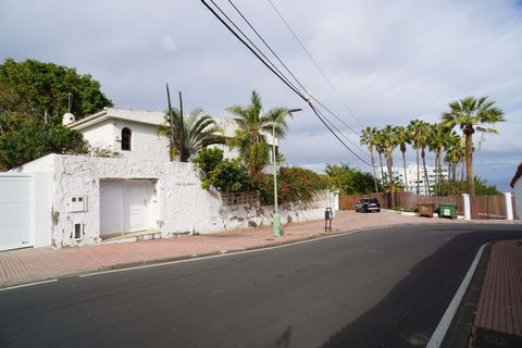 Enjoy the opportunity to own the charming Villa in Puerto de la Cruz, a jewel waiting to be restored to its maximum splendour. With two stunning bedroom suites and a separate apartment, this property offers a space of 504 square meters to customize t...