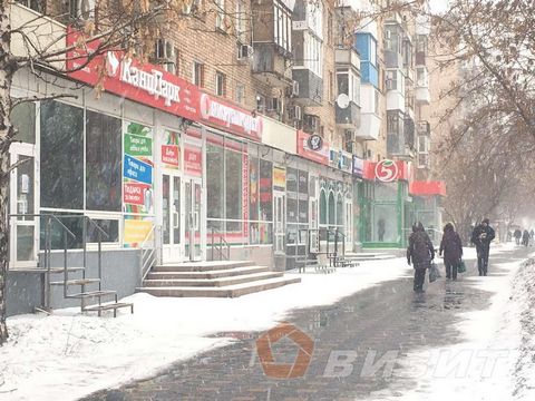 Сдам в субаренду торговое помещение на 1й линии оживленного перекрестка. г. Самара, Октябрьский район, пр. Ленина, д. 2. Ближайшее пересечение с ул. Первомайская. Общая площадь 50 кв.м. Высота потолков 3м. Выделенная мощность 20 кВт. Планировка: торг...