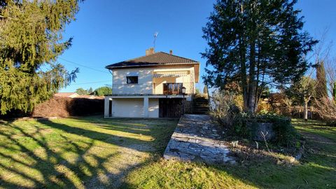 24400 Proche Mussidan cette grande maison des années 1970 et de construction traditionnelle offre un sous sol avec garage, une pièce, une buanderie, une cuisine d'été et une chambre et wc. A l'étage on dispose d'un salon séjour bien exposé au soleil,...