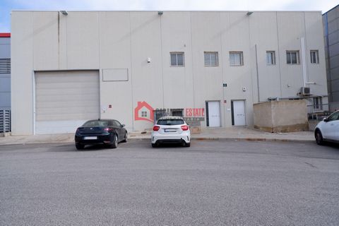 Investment opportunity in Náquera! Located in the Los Vientos Industrial Estate, Náquera, this industrial warehouse is in perfect condition and offers a useful area of 1693 m². Ideal for companies looking to expand their operating space or start a ne...